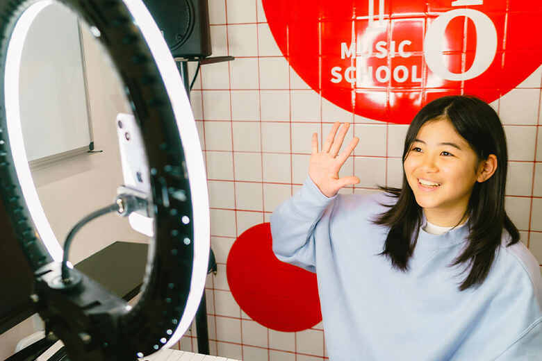 歌うことで自信をつけるキッズボイトレのレッスン風景